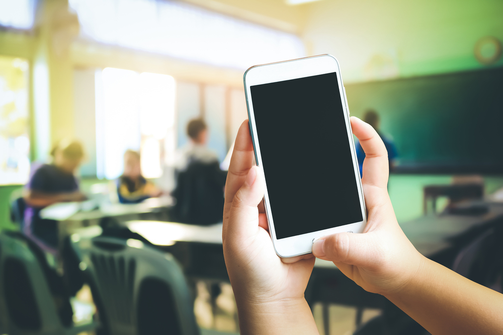 We looked at all the recent evidence on mobile phone bans in schools – this is what we found
